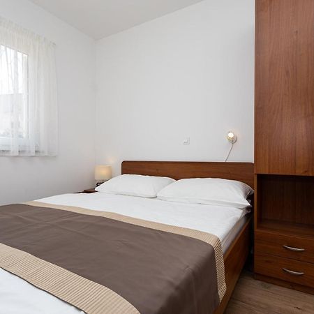 Apartments Crnekovic V Baska  Exterior photo