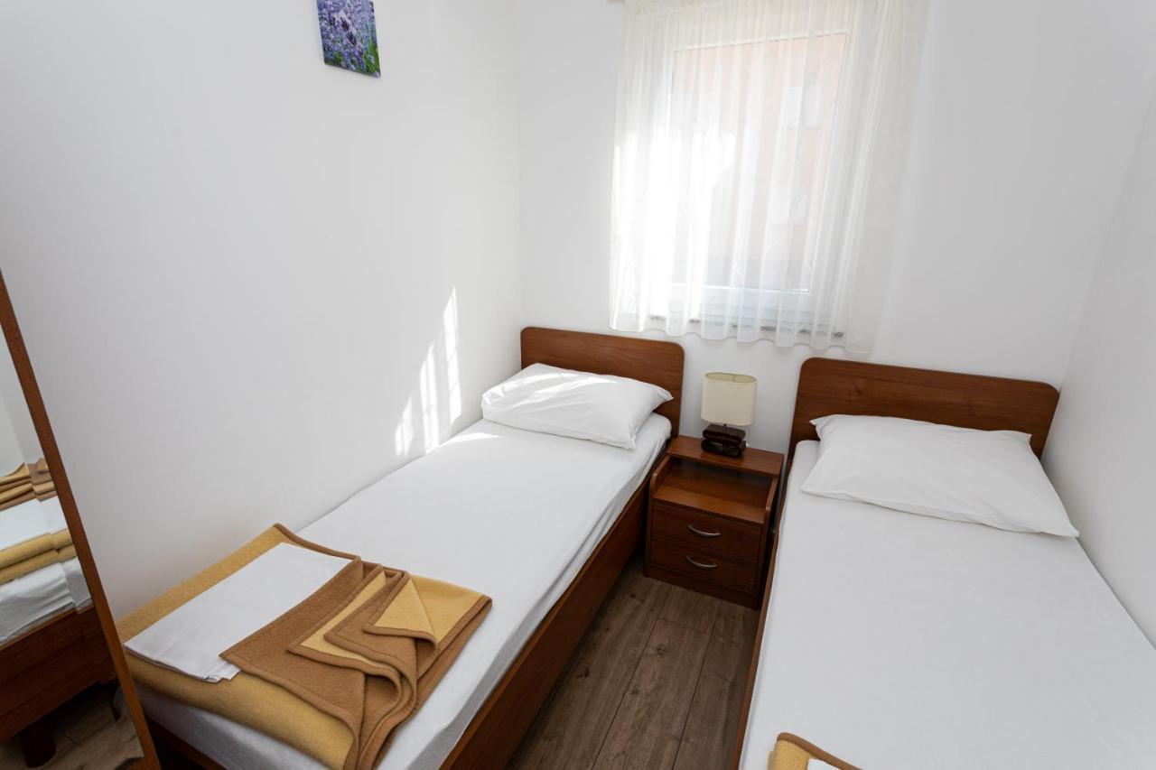 Apartments Crnekovic V Baska  Exterior photo