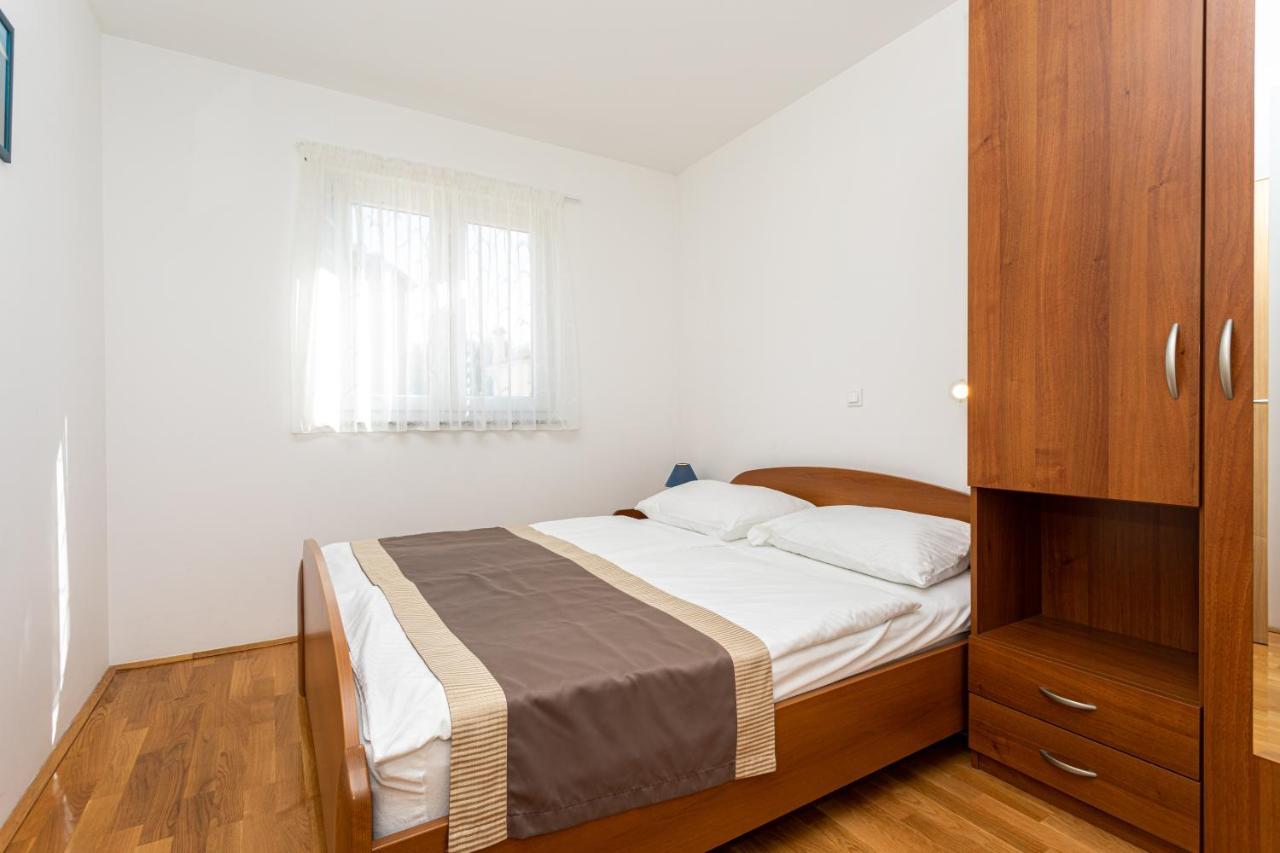 Apartments Crnekovic V Baska  Exterior photo