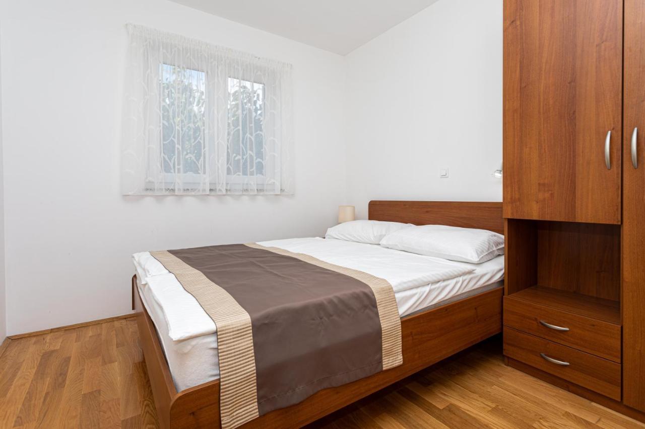Apartments Crnekovic V Baska  Exterior photo