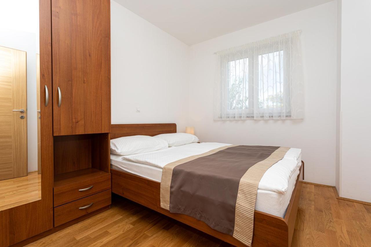 Apartments Crnekovic V Baska  Exterior photo
